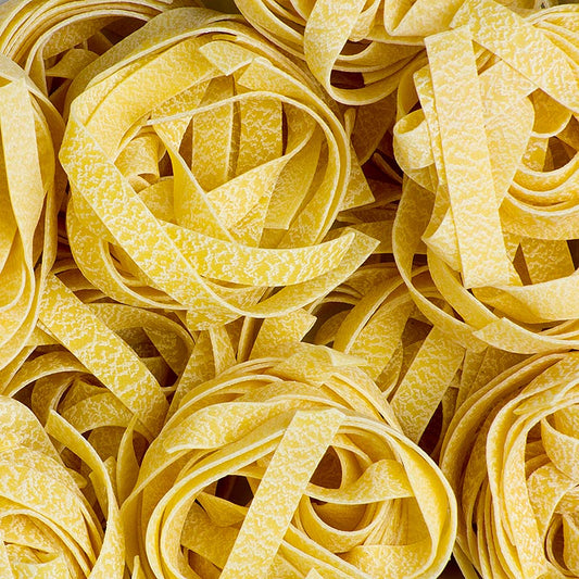 German

Alt Text: Granoro Fettuccine mit Ei, breite Bandnudelnester, No118, 6 kg, 12 x 500g - hochwertige italienische Eiernudeln in Nestform, verpackt in 12 praktischen 500g-Packungen