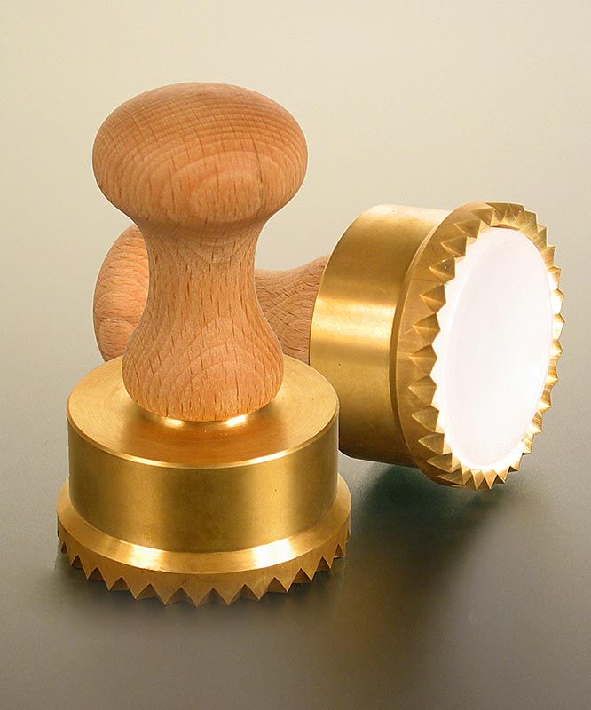 Ravioli cutter made of wood and brass, round with serrated edge, 65mm, 1 piece (English)