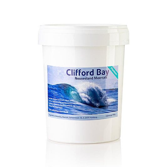 Clifford Bay Meersalzflocken Neuseeland 400 g product packaging with ocean and coastal background