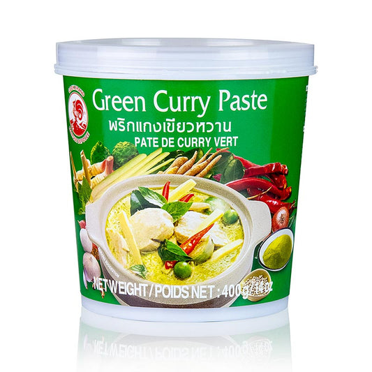 English: 400g of Cock Brand green curry paste, a flavorful and aromatic ingredient for cooking delicious Thai dishes