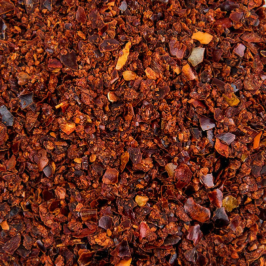 High-quality mild crushed red chili pepper flakes, 2-4mm size, 1 kg packaging