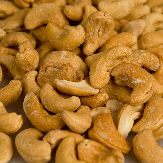 German: Frisch geröstete und gesalzene ganze Cashewkerne, verpackt in einer 1 kg-Packung