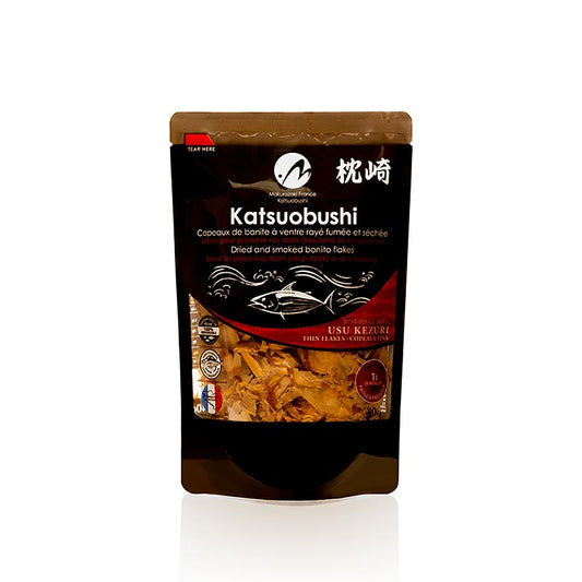 German

Alt text: Eine Packung von 40 g Katsuobushi, dünnen Bonito-Flocken, Usukezuri-Stil, ideal zum Verfeinern von Speisen und als umami-reiche Zutat für traditionelle japanische Gerichte